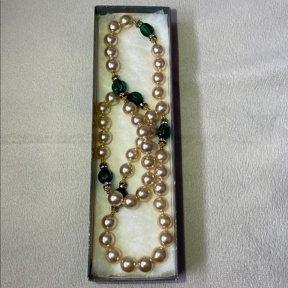 Vintage 1950’s Elegant Faux Pearl & Green Bead Necklace. 26” - Picture 1 of 4